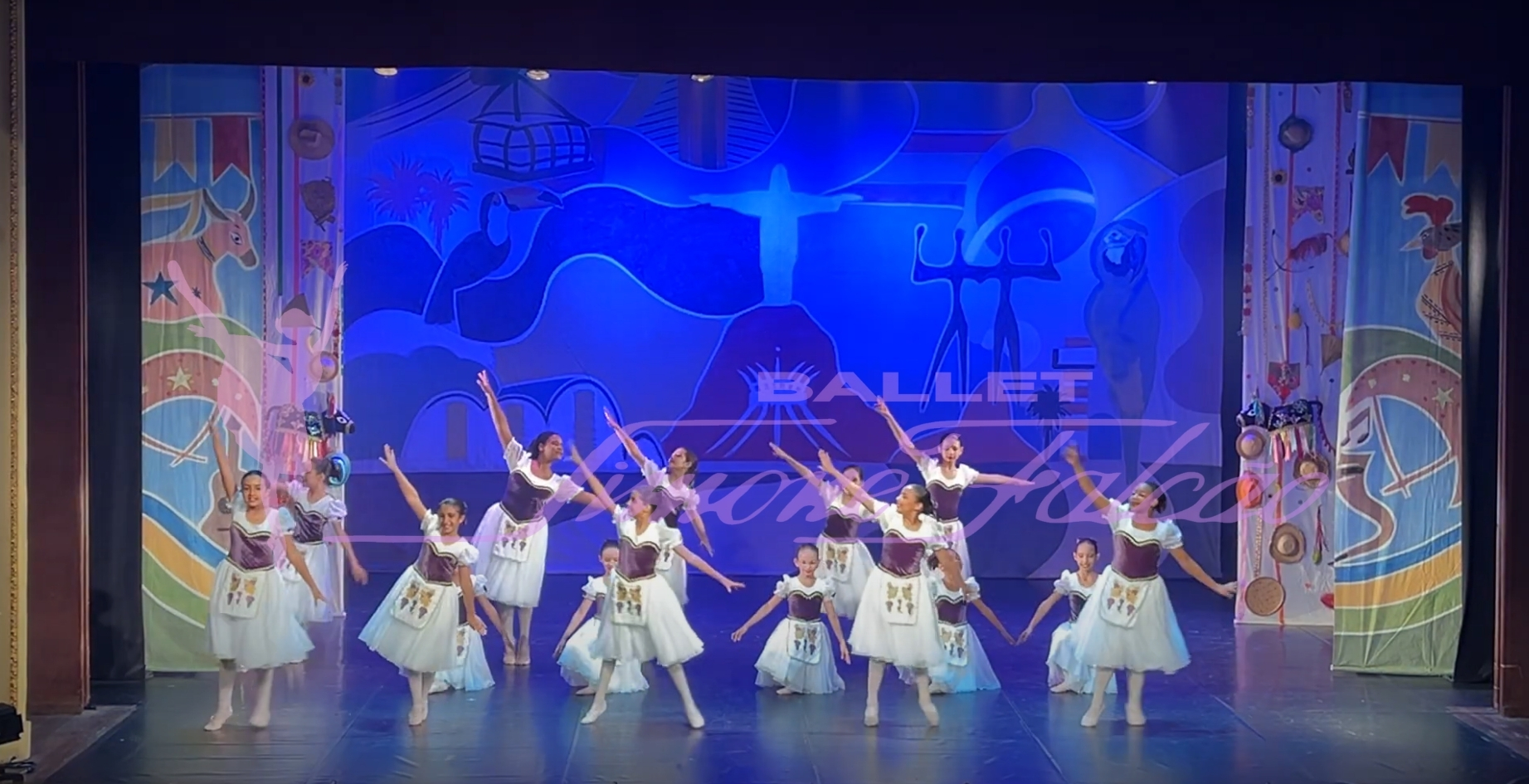 Ballet Clássico — apresentação no palco